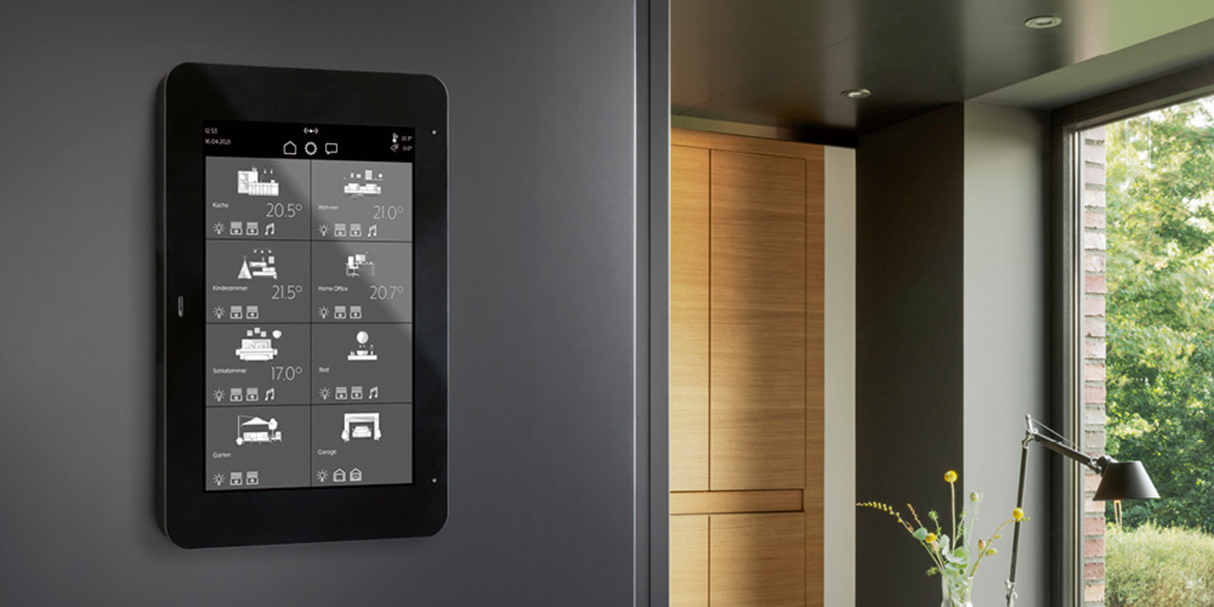 JUNG Smart Panel 8 bei Kerber Elektrotechnik in Merching